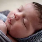 bébé endormi bonnet bleu gris laine