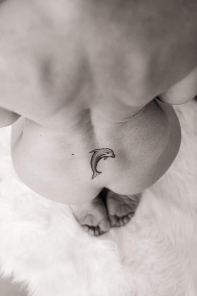 boudoir noir et blanc dauphin tatouage dos fesses reins