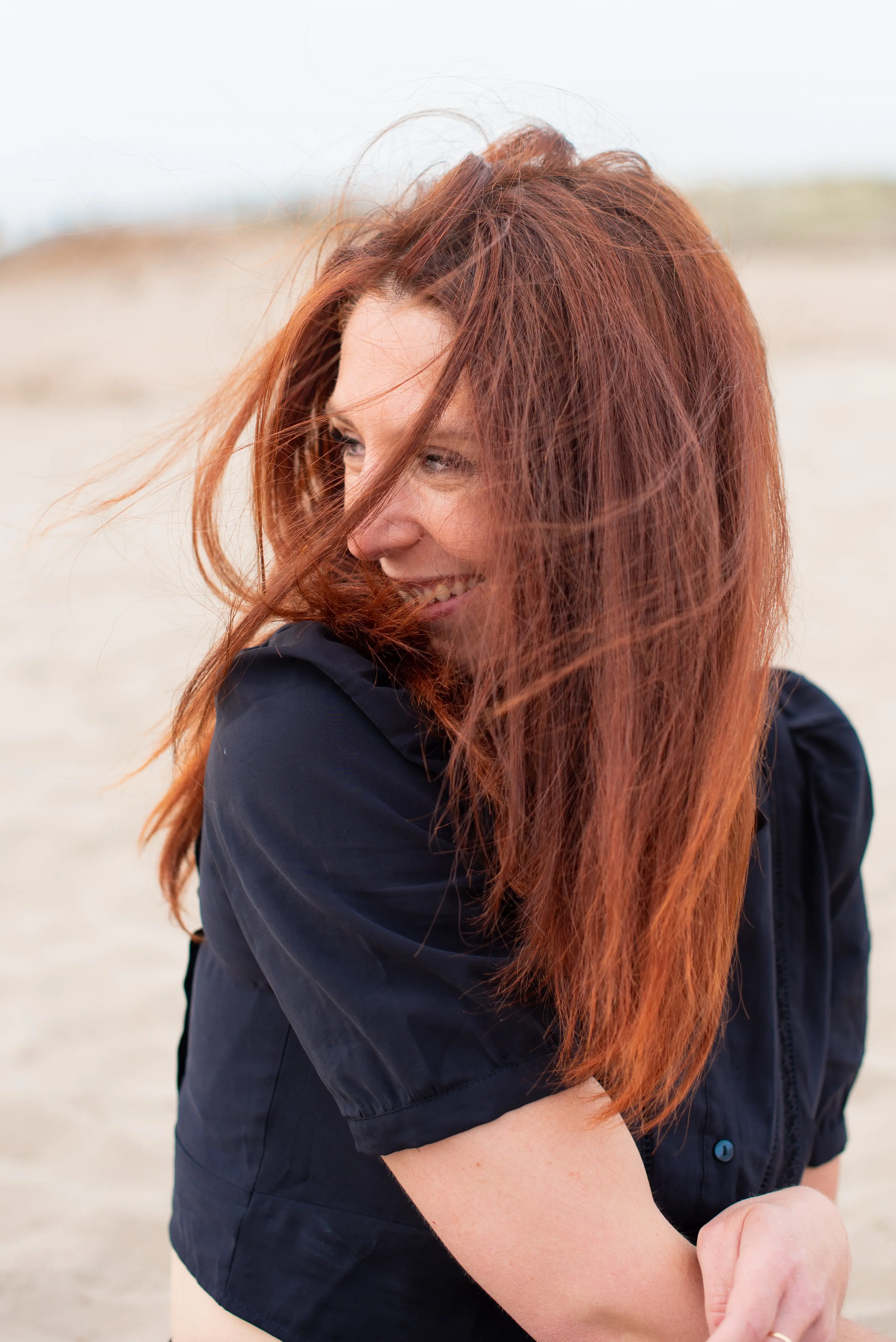 femme portrait vent dans cheveux rire noir et blanc
