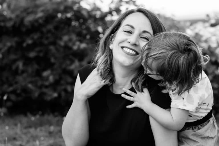 famille câlin tendresse sourire noir et blanc