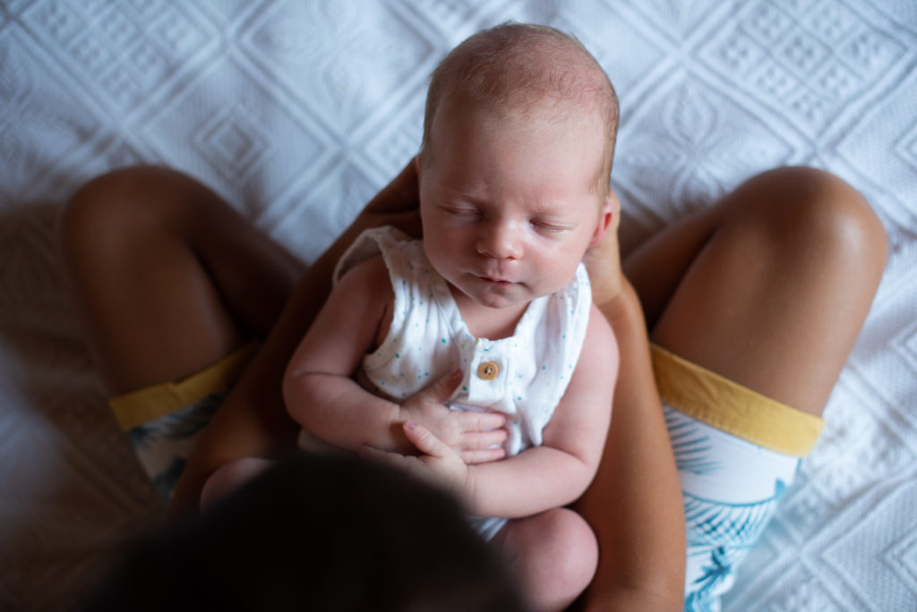 bébé bras frère genoux couleur