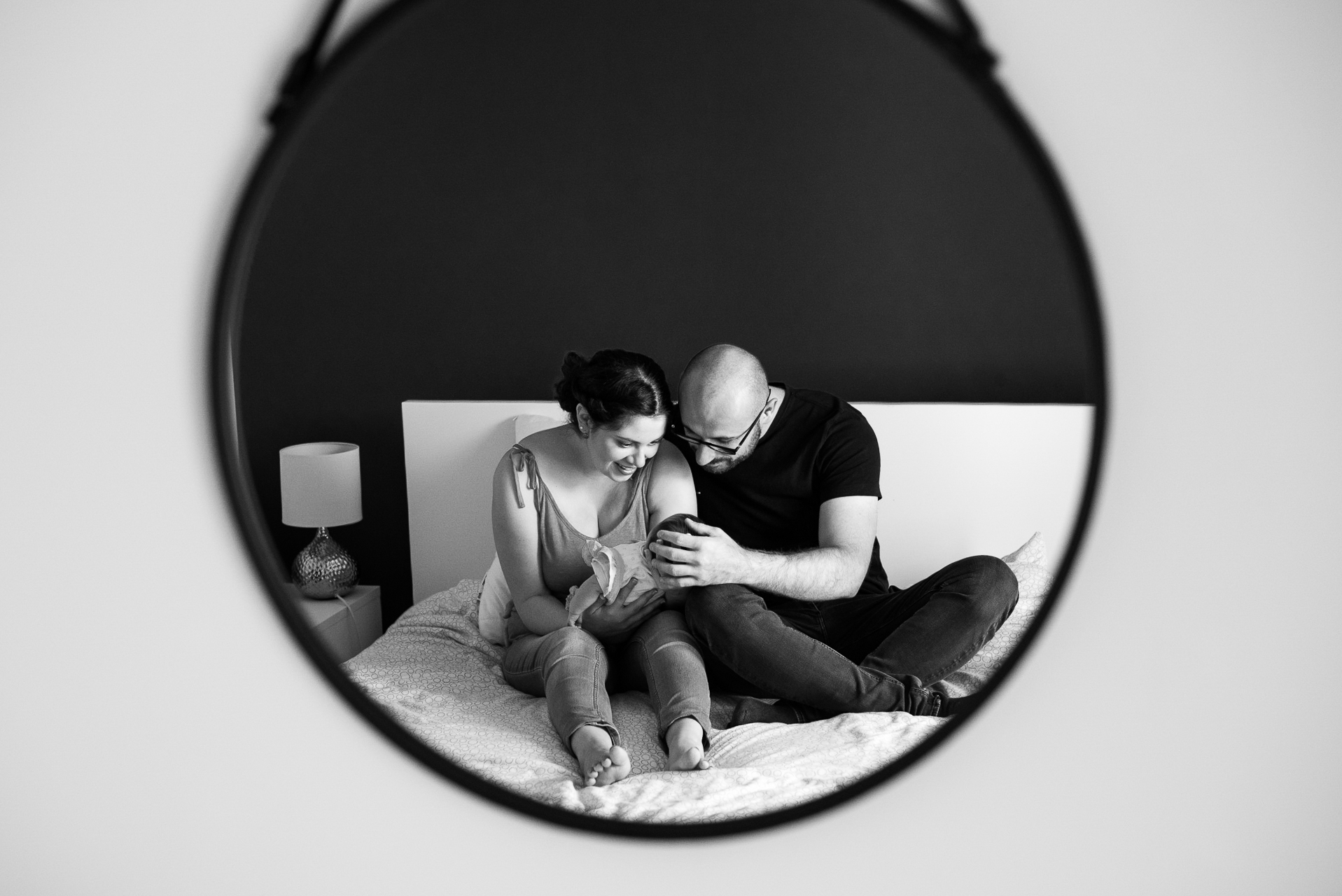 bébé famille miroir noir et blanc