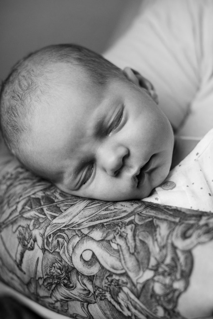 bébé tatouage bras noir et blanc
