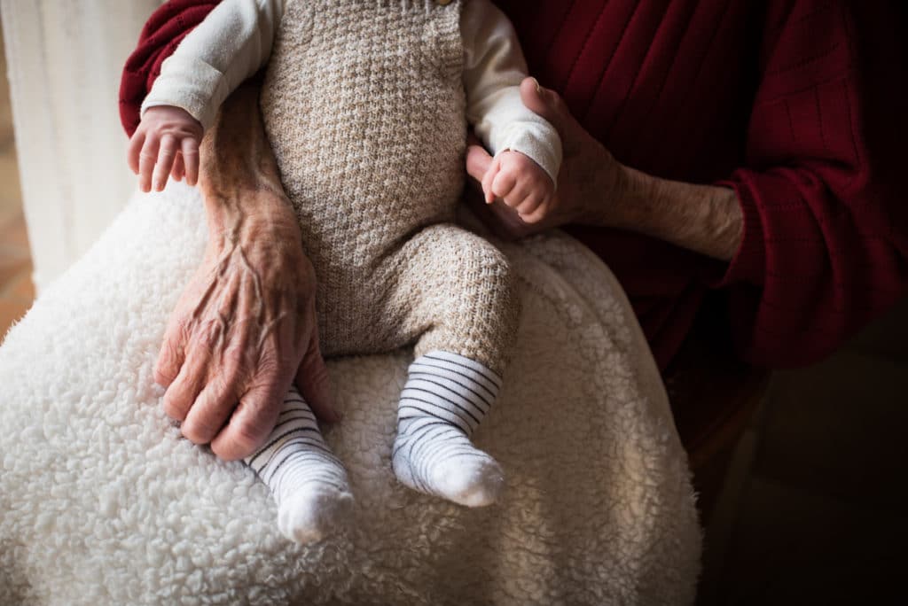 bébé arrière grand mère mains pieds laine