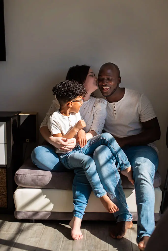 photo de famille métisse bisou lumière et ombres sur les jeans