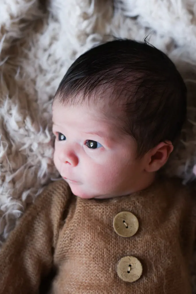 nouveau-né bébé yeux ouverts tenue laine cacao boutons