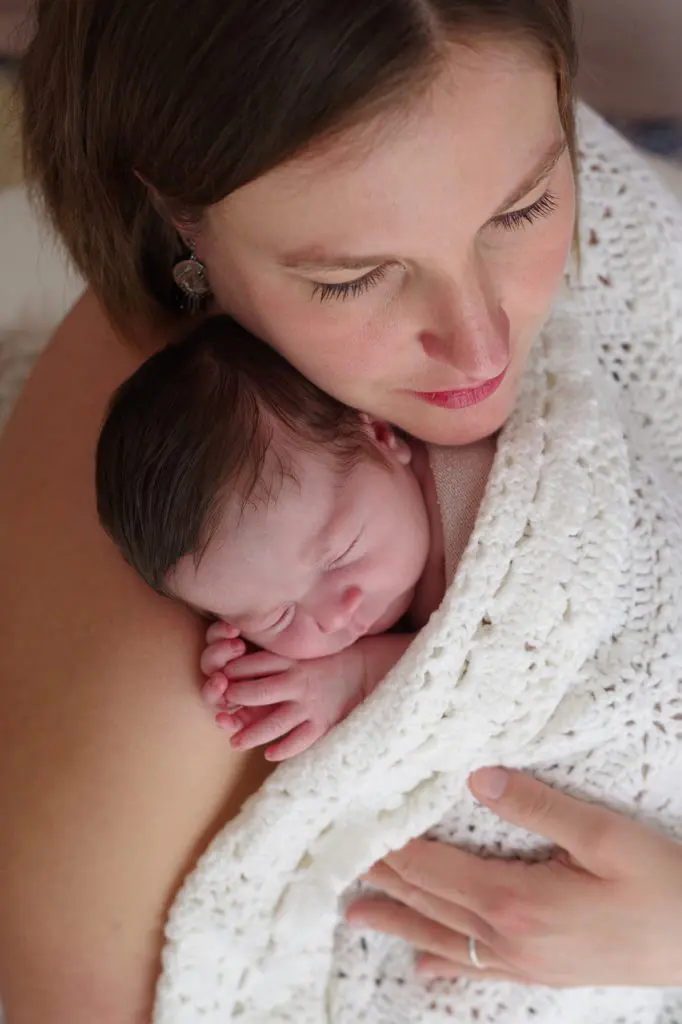nouveau-né câlin bébé maman peau à peau couverture crochet