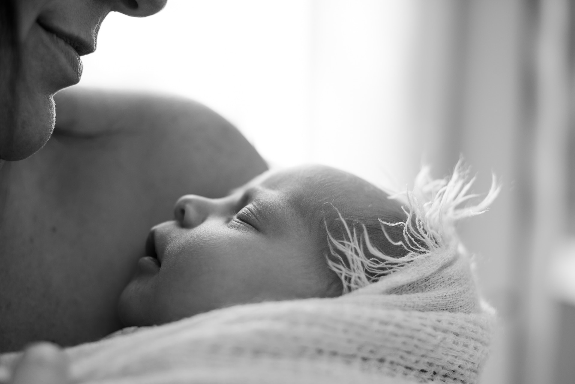 photo-nouveau-né devant fenêtre maman châle blanc franges maman noir et blanc