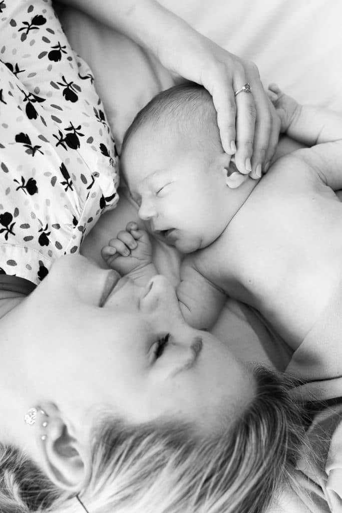 photo nouveau né noir et blanc visages bébé maman lit