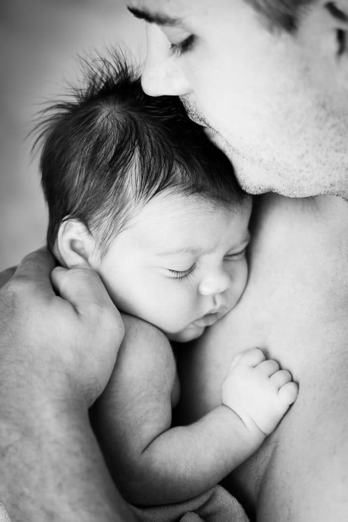 photo nouveau-né peau à peau papa bébé câlin noir et blanc