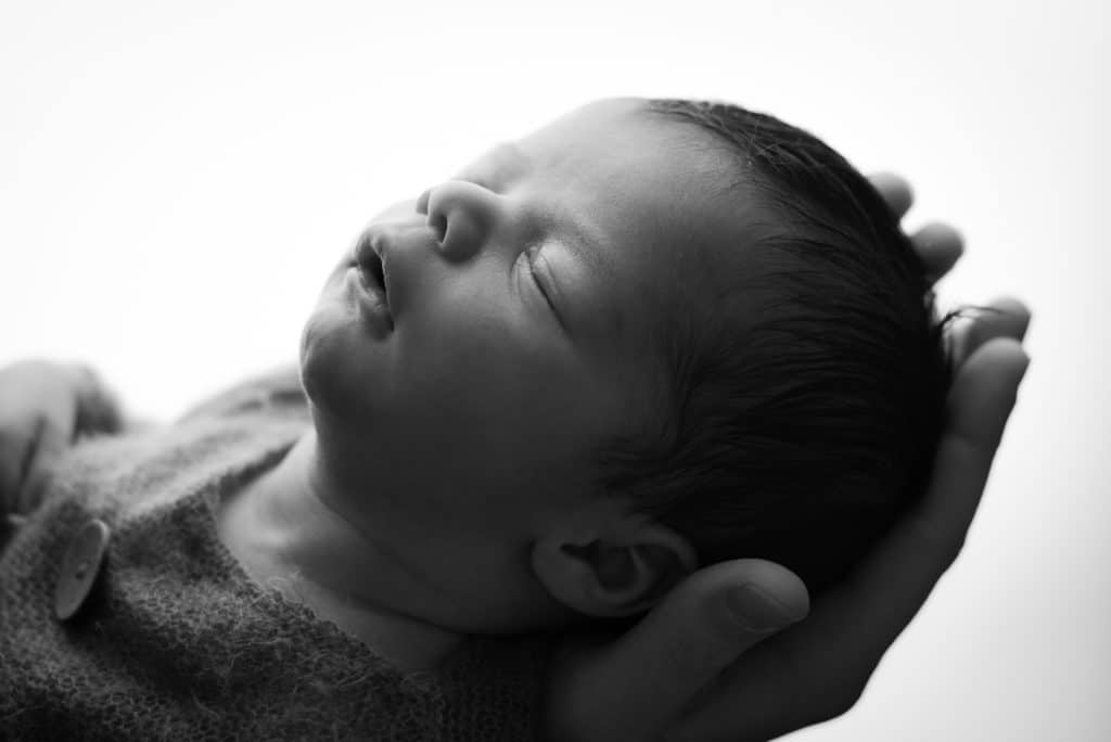 photo nouveau-né visage apaisé endormi noir et blanc