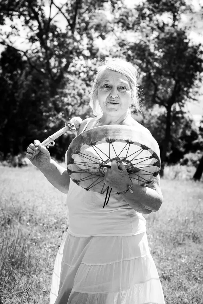 photo portrait adulte femme cheveux gris tambour chamanique nature noir et blanc