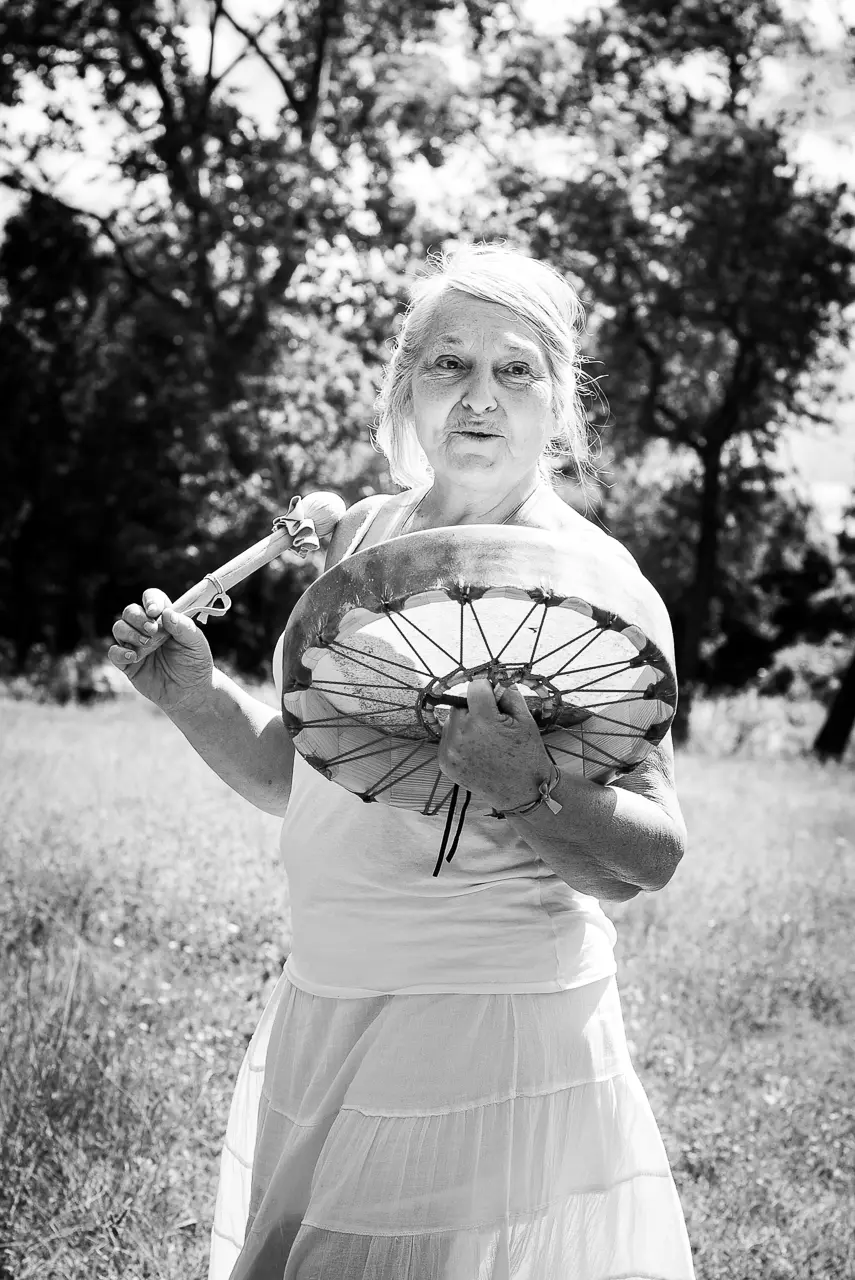 photo portrait adulte femme cheveux gris tambour chamanique nature noir et blanc