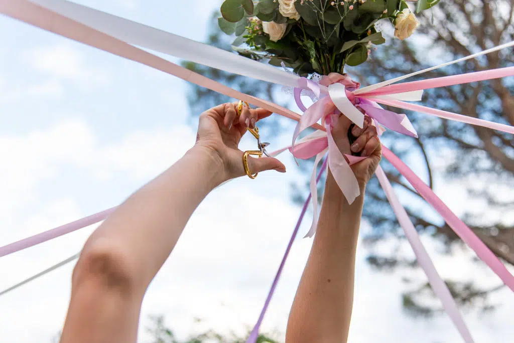 mariage bouquet ciseaux rubans couleurs