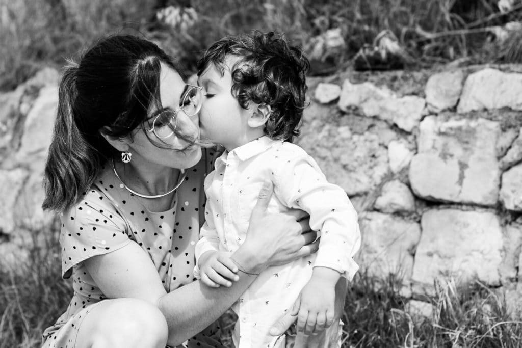 Mini séances photo lifestyle printemps lonowai photographie bisou garçon maman