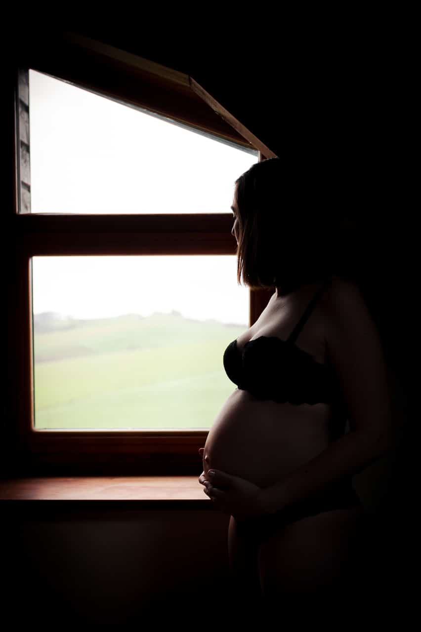 lonowai photographie grossesse interieur contre jour silhouette