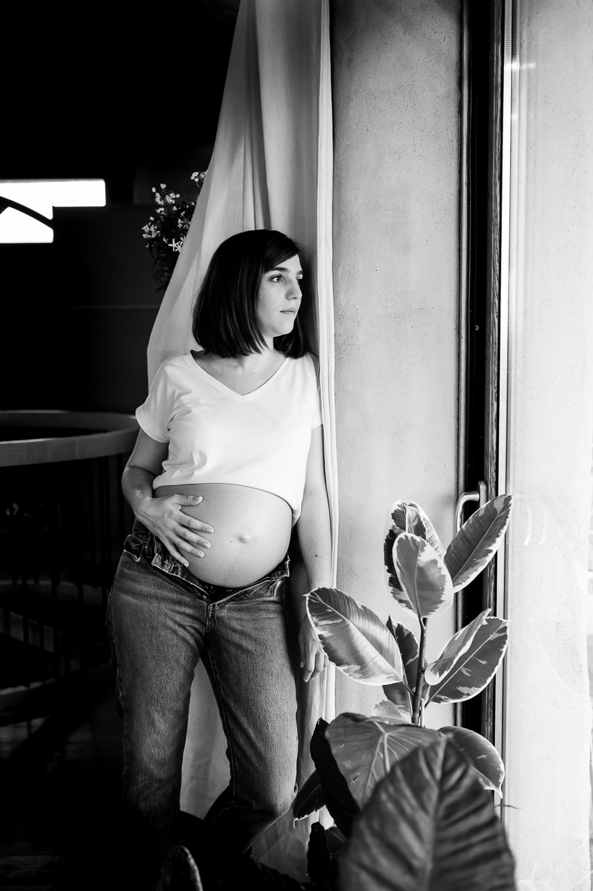 lonowai photographie grossesse interieur fenêtre noir et blanc jean ouvert