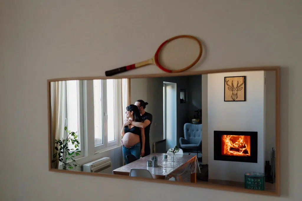 lonowai photographie grossesse intérieur reflet miroir feu de bois