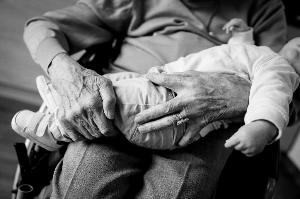 lonowai photographie maison de retraite ehpad mains grand mère bébé noir et blanc
