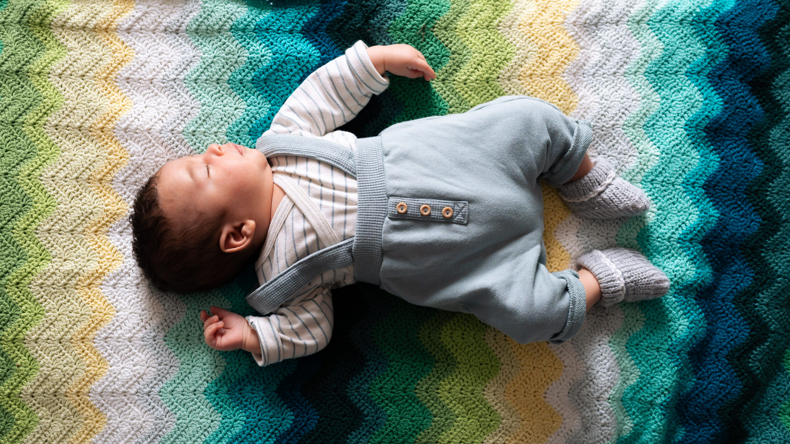 photos détail bébé - séance photo nouveau né à la maison narbonne - lonowai photographie