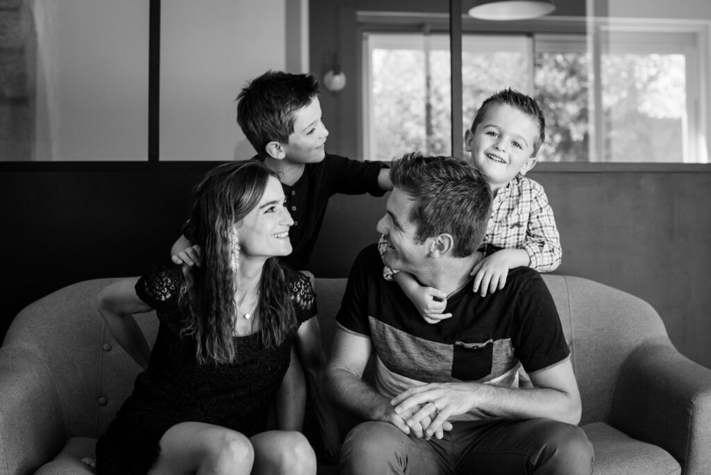 séance photo famille narbonne - photographe famille à domicile - lonowaï photographie