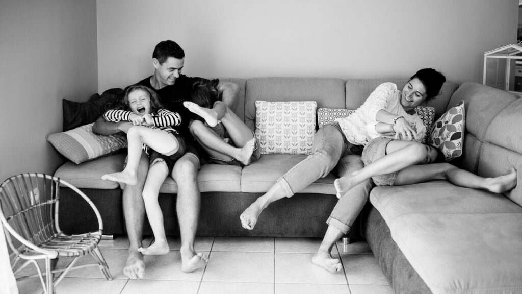choisir une séance photo à domicile narbonne - photographe famille narbonne - lonowai photographie