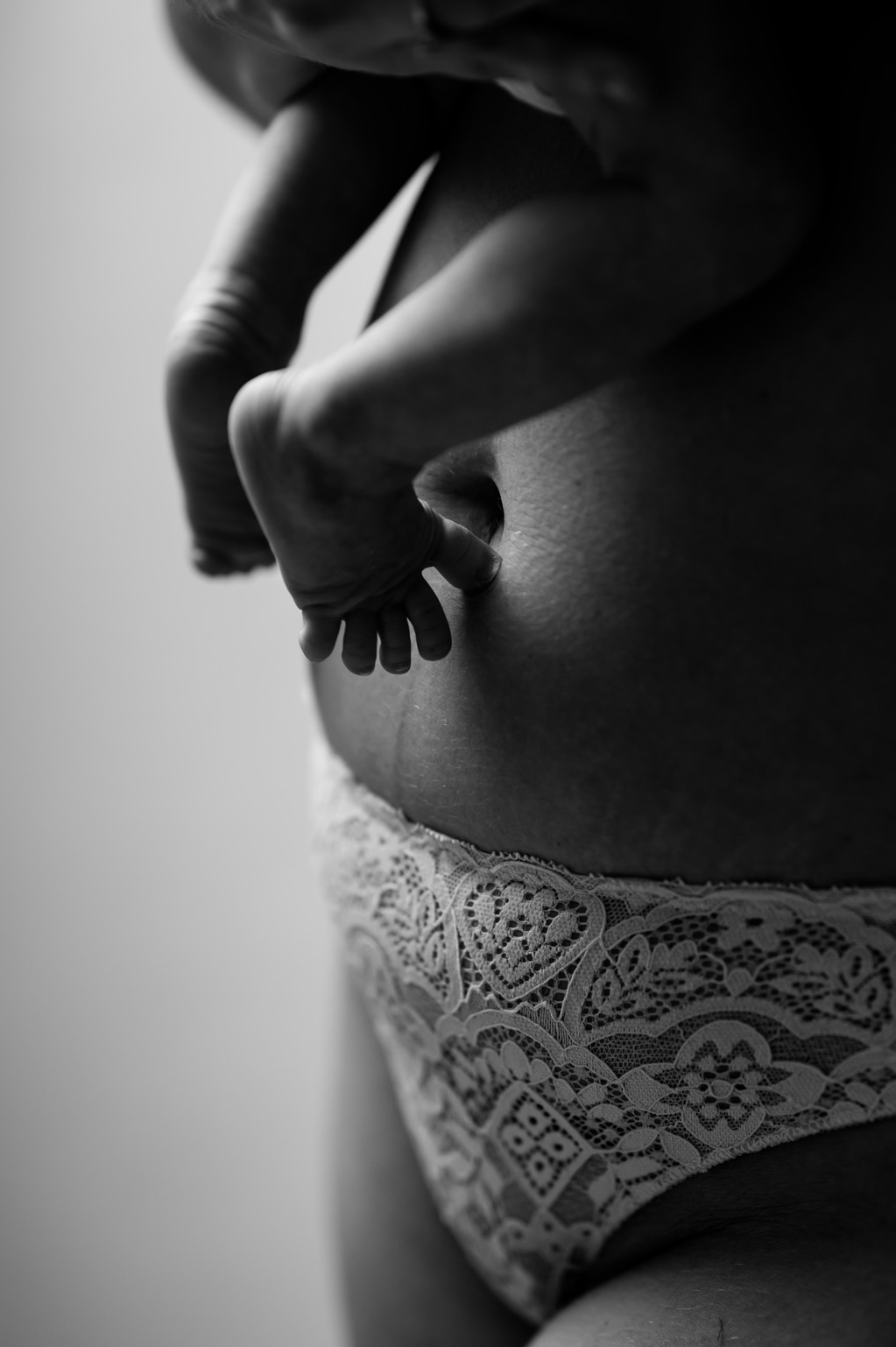 pieds de bébé sur le ventre de sa maman en peau à peau lors d'une séance nouveau-né narbonne par LONOWAÏ Photographie