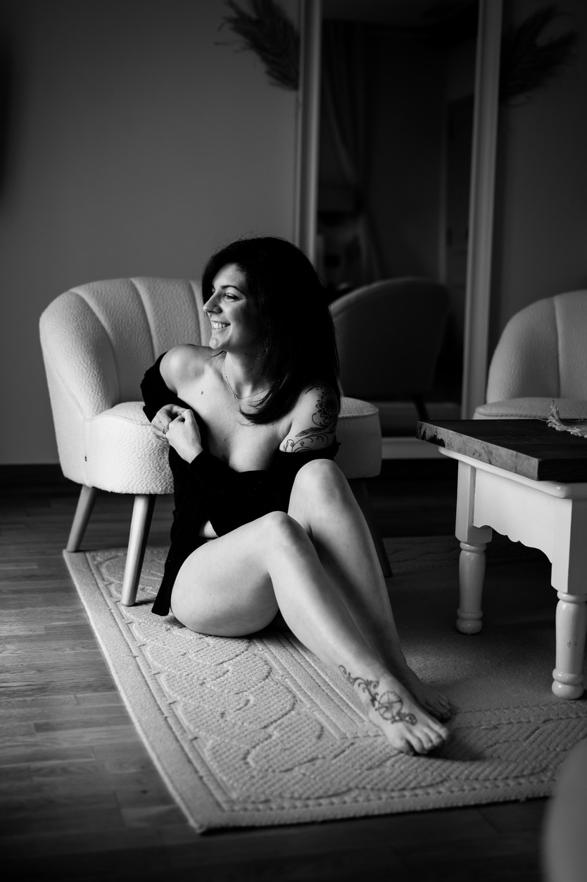 photo d'une femme peu vêtue assise au sol et appuyée contre un joli fauteuil dans le cadre d'une séance rayonne, séance intimiste de femme à narbonne par LONOWAÏ Photographie