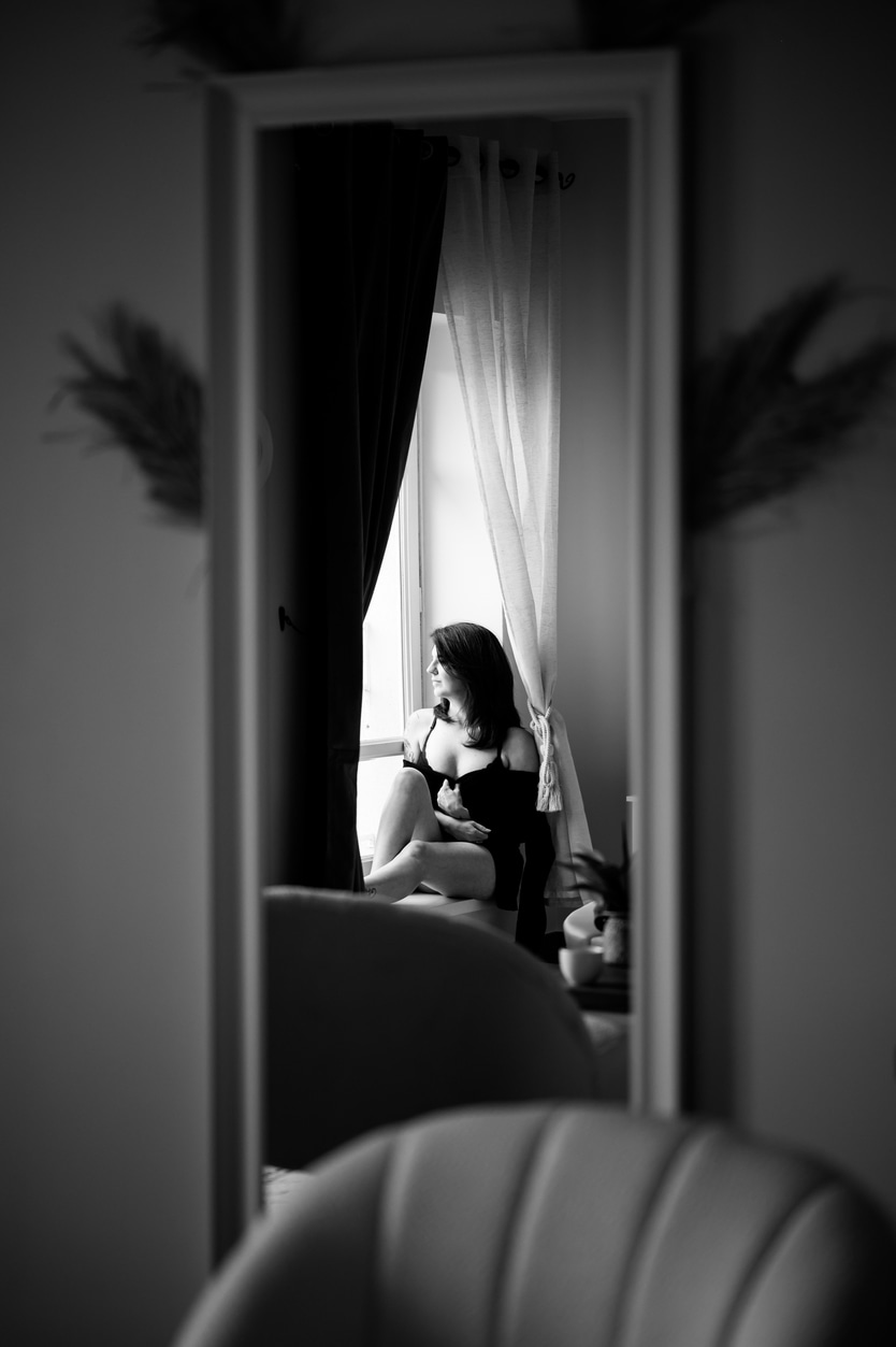 photo d'une femme légèrement dénudée prise dans le reflet d'un miroir. Séance photo intimiste de femme à Narbonne par LONOWAÏ Photographie