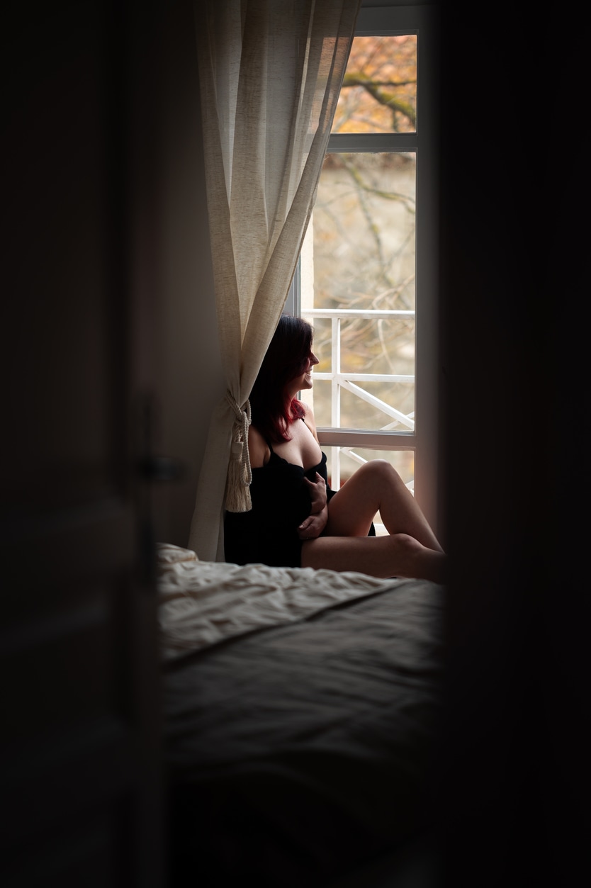 photo d'une femme dénudée dans l'encadrement d'une fenêtre prise lors d'une séance Rayonne, séance portrait intimiste de femme à Narbonne par LONOWAÏ Photographie