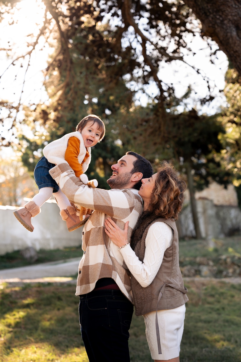 photo d'une famille lors d'une séance en extérieur à Narbonne par LONOWAÏ Photographie