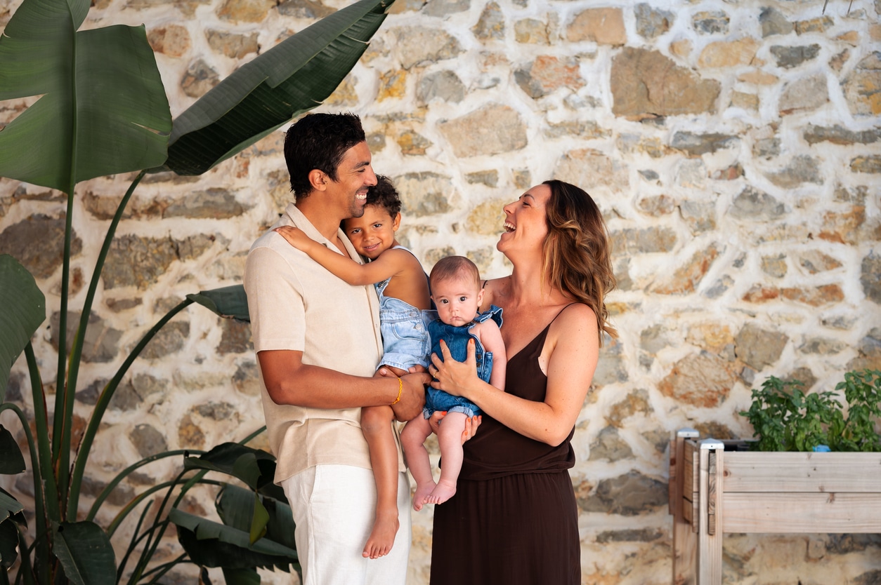 photo-famille-séance-domicile-narbonne- LONOWAÏ Photographie
