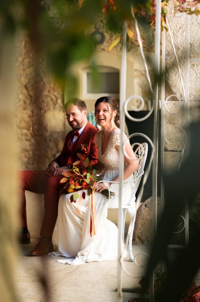 photo d'un couple de mariés pendant une cérémonie laîque lors d'un reportage de mariage à narbonne réalisé par LONOWAÏ Photographie