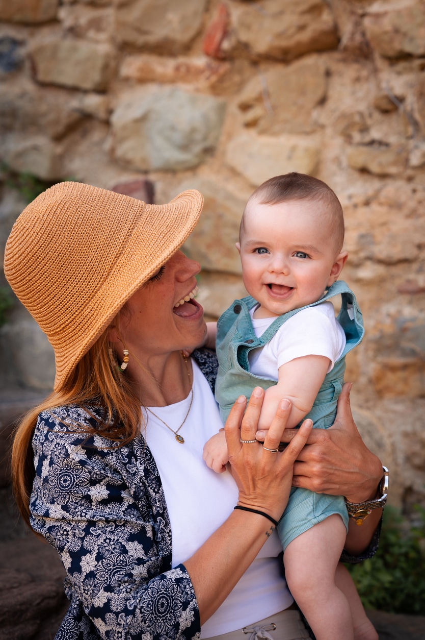 photo de famille d'une maman avec son bébé à narbonne par LONOWAÏ Photographie