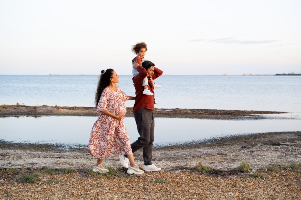 photos de famille et de grossesse à la plage à narbonne par LONOWAÏ Photographie
